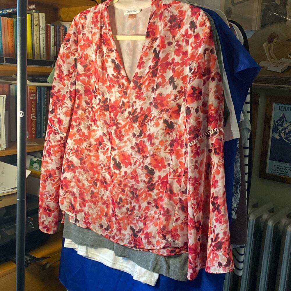 CALVIN KLEIN v-neck floral blouse
